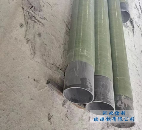 UPVCFRP復(fù)合管是由UVPC（硬聚氯乙烯）、薄壁管作內(nèi)襯層